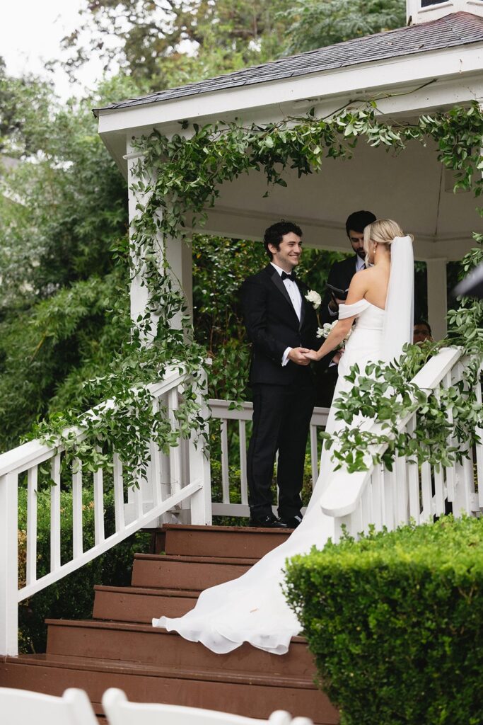 A heartfelt rainy wedding in Houston, Texas, with natural and storytelling-style photos.
