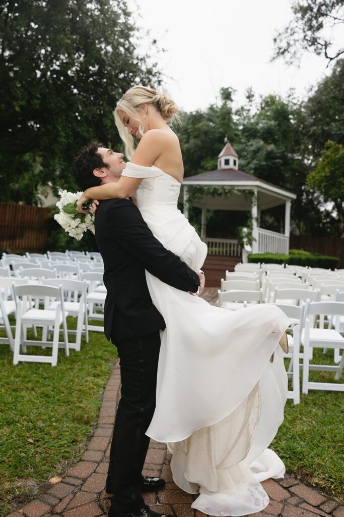 A heartfelt rainy wedding in Houston, Texas, with natural and storytelling-style photos.
